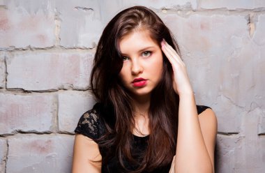 kızı duvara yakın duruyor.