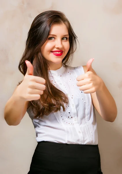 Chica sostiene un dedo arriba — Foto de Stock