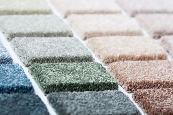 Échantillons de tapis dans de nombreuses nuances et couleurs — Photo