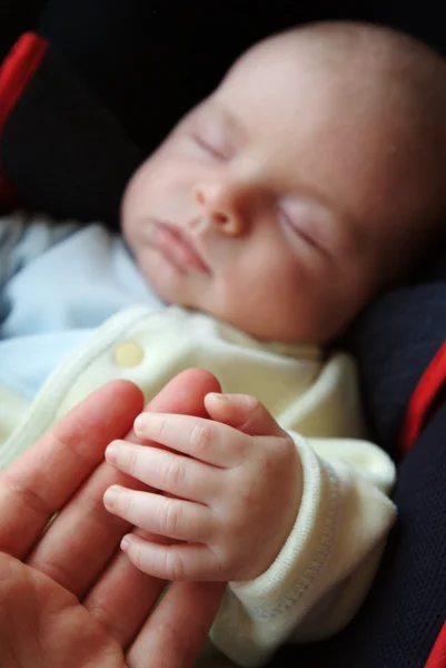 Anne Holding bebeğin el — Stok fotoğraf