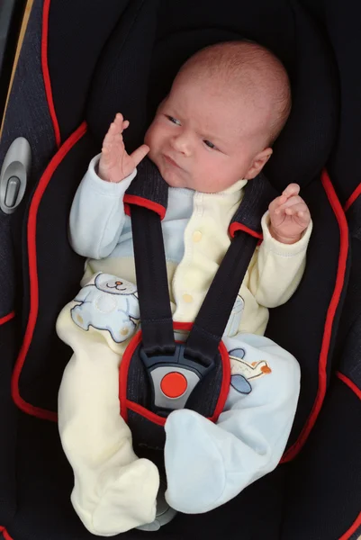 Bambino nel seggiolino auto — Foto Stock