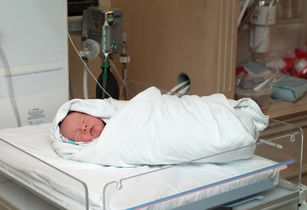 Swaddled newborn in hospital — Stock Photo, Image