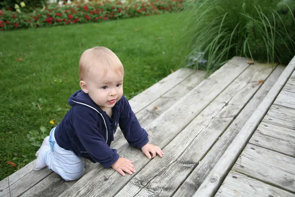 Baby crawling outside — Stock Photo, Image