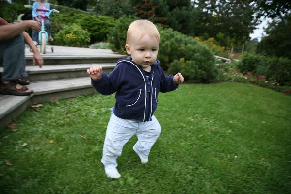Baby learning to walk — Stock Photo, Image