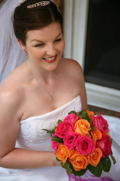 Belle mariée avec bouquet — Photo