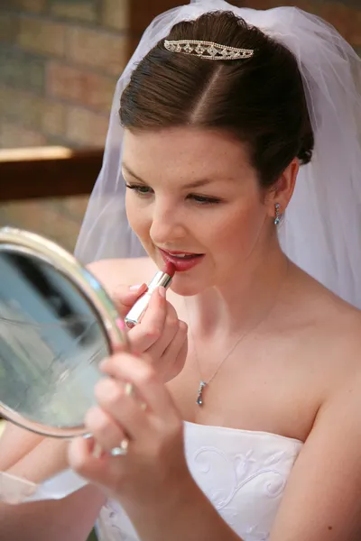 Lipstcik を置くことの花嫁 — ストック写真