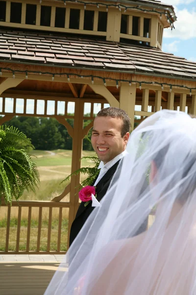 Sposo guardando sposa — Foto Stock