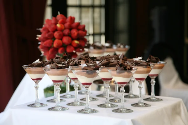 Mesa de postres en la recepción de bodas — Foto de Stock