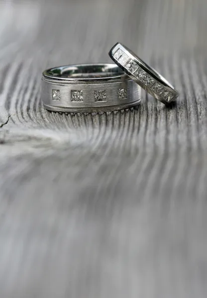 Two wedding rings on wood — Stock Photo, Image