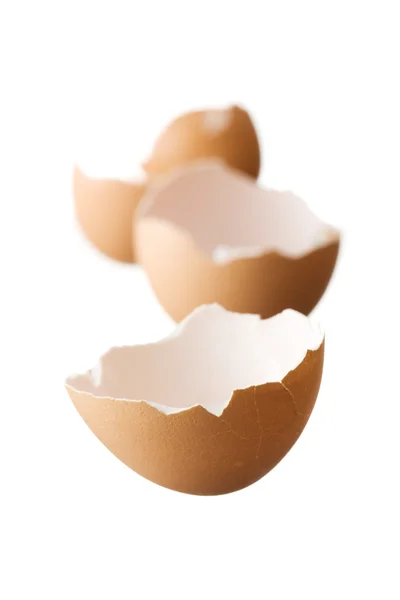 Yumurta kabuğu beyaz arkaplanda izole edildi — Stok fotoğraf