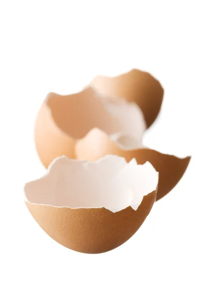 Yumurta kabuğu beyaz arkaplanda izole edildi — Stok fotoğraf