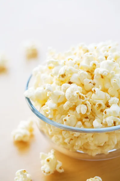 Tazón de vidrio lleno de palomitas de maíz — Foto de Stock