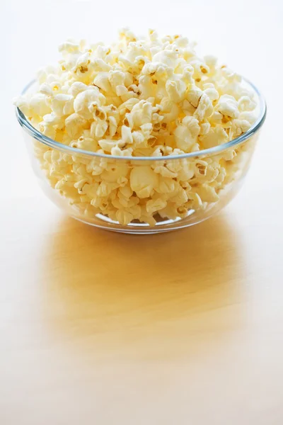 Glazen kom vol van popcorn — Stockfoto