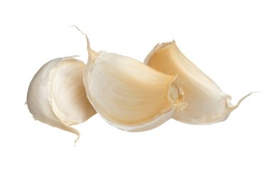 Beyaz arka plan üzerinde diş sarımsak izole, yakın çekim.