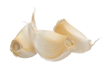 Beyaz arka plan üzerinde diş sarımsak izole, yakın çekim.