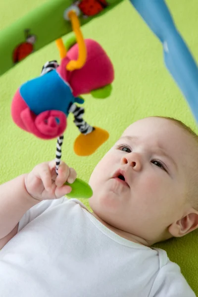 Baby kijken op een mobiele speelgoed — Stockfoto