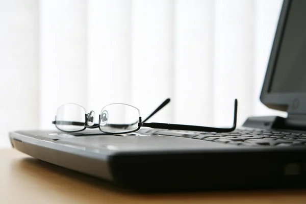 ノート パソコンのキーボード上の眼鏡 — ストック写真