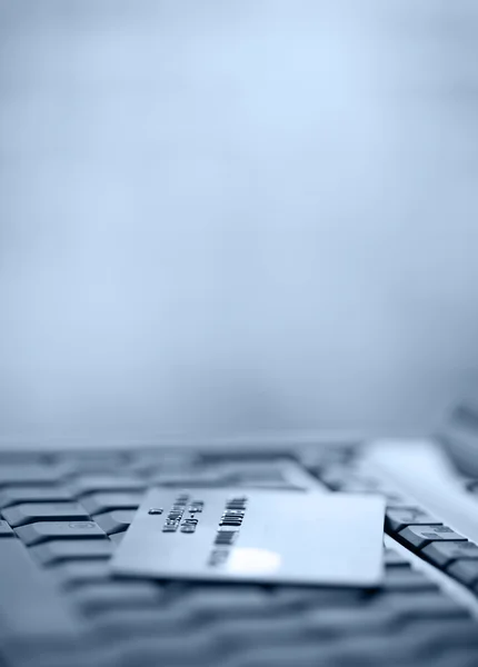 Cartão de crédito bancário em um teclado de computador — Fotografia de Stock