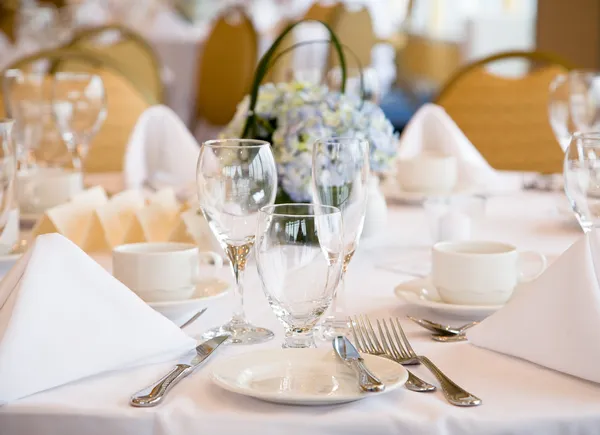 Elegante feestzaal tabel instelling van het huwelijk — Stockfoto