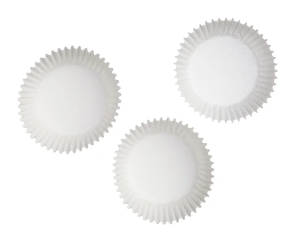 Papierowe kubki muffinek izolowane na białym tle — Zdjęcie stockowe