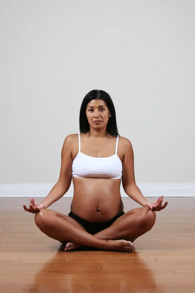 Pregnant Peruvian woman meditating in a room — Stock Photo, Image