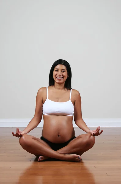 Pregnant Peruvian woman meditating in a room — Stock Photo, Image