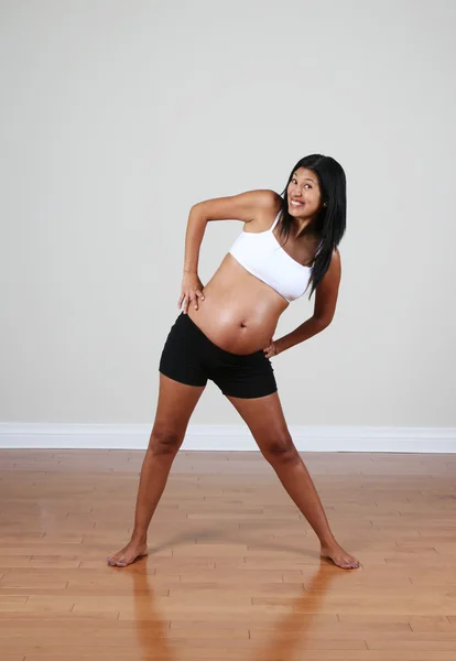 Mulher peruana grávida se exercitando em um quarto — Fotografia de Stock