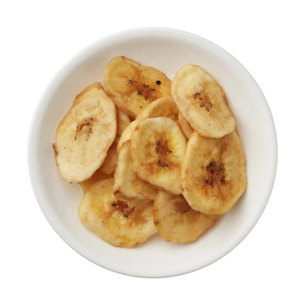 Gedroogde bananenchips in een kom geïsoleerd op witte achtergrond — Stockfoto