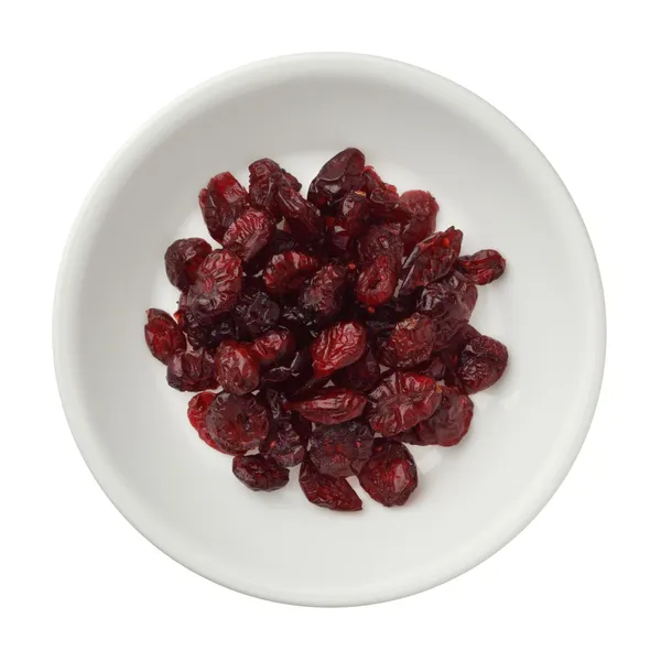 Beyaz arka plan üzerinde izole kase kurutulmuş cranberries