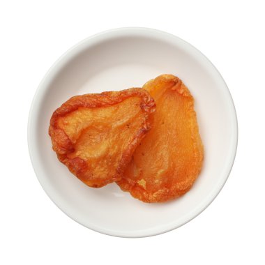 Kurumuş armut beyaz arkaplanda izole edilmiş