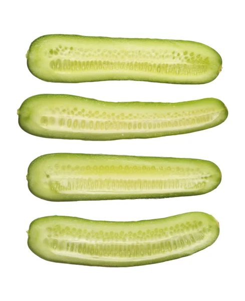 Concombre frais coupé isolé sur fond blanc, gros plan — Photo