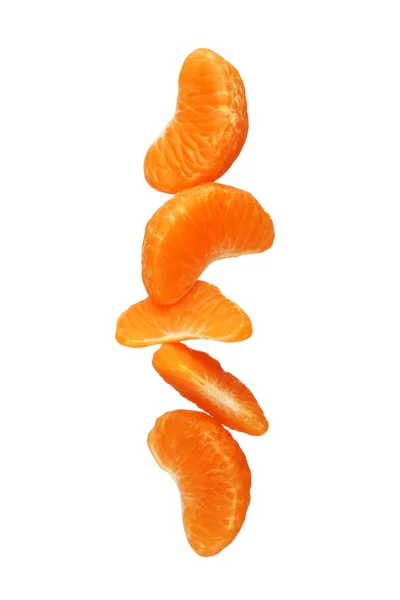 Clementine segmenti di mandarini isolati su fondo bianco — Foto Stock