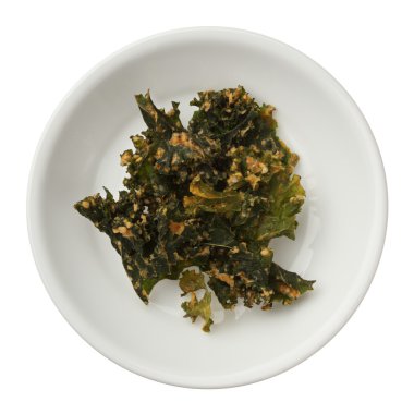 Beyaz arka plan üzerinde izole bir kabın içinde kavrulmuş kale cips