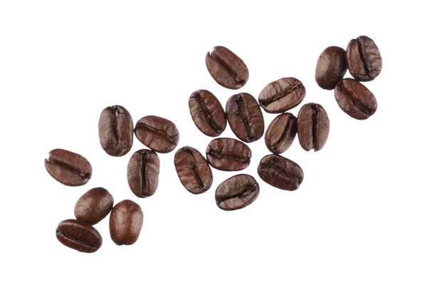 Kávová zrna izolované na bílém pozadí zblízka — Stock fotografie
