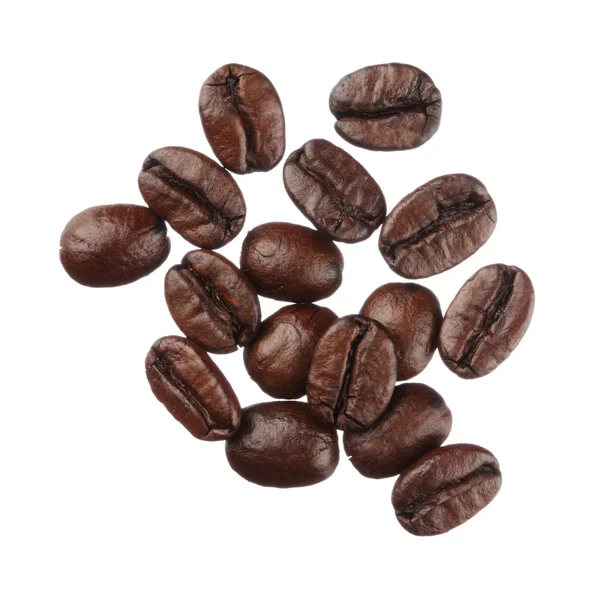 Kávová zrna izolované na bílém pozadí zblízka — Stock fotografie