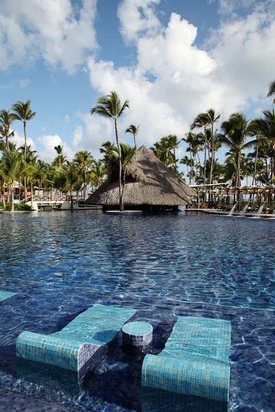 Piscine de villégiature tropicale en Punta Cana, République Dominicaine — Photo