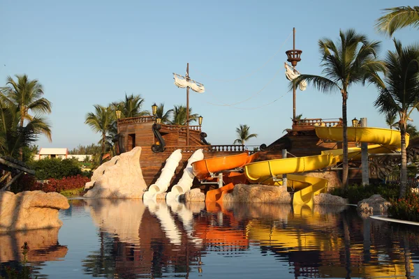 Parc aquatique pour enfants avec toboggans en République Dominicaine, Punta C — Photo