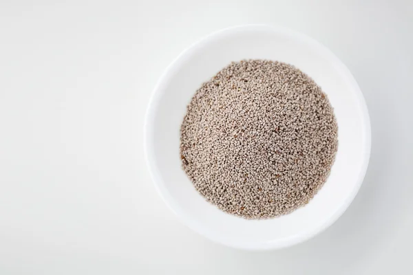 Sementes de chia branca em uma tigela contra fundo branco — Fotografia de Stock