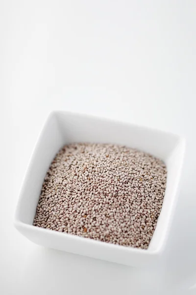 흰색 배경에 대해 그릇에 흰 chia의 씨앗 스톡 이미지
