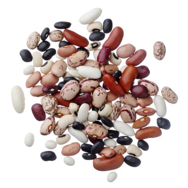 Beyaz arka plan üzerinde izole karışık kuru fasulye