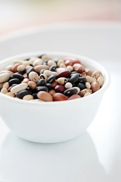 Míchané Sušené fazole v misce izolovaných na bílém pozadí — Stock fotografie