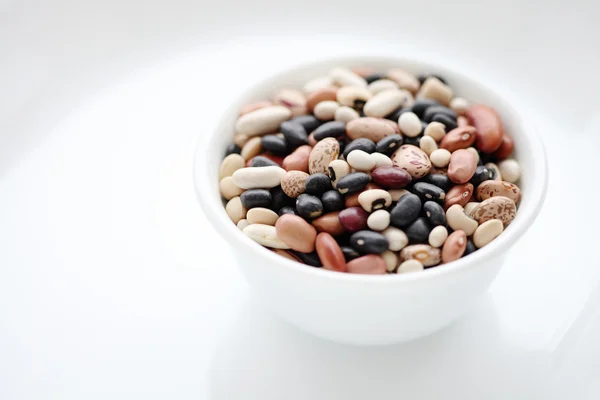 Míchané Sušené fazole v misce izolovaných na bílém pozadí Stock Snímky