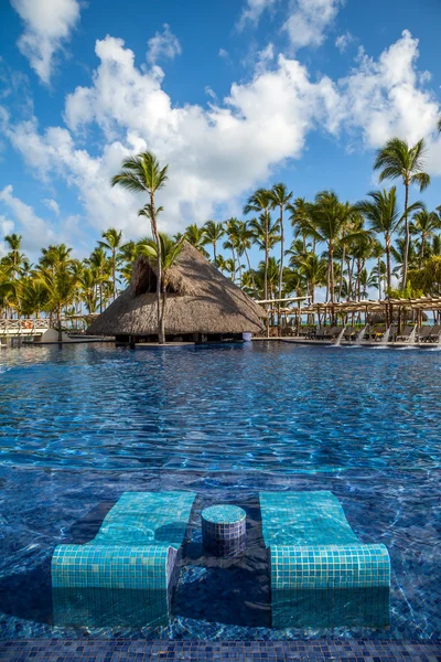 Tropical resort swimming pool in Punta Cana, Dominican Republic — Stock Photo, Image