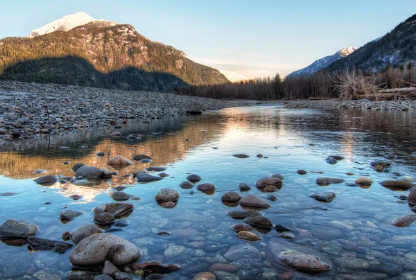 Fiume che conduce verso il tramonto Lit Mountains — Foto Stock