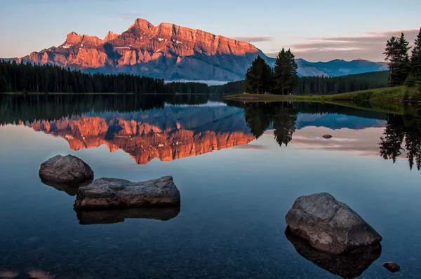 Riflessione di montagna nel lago Minnewanka — Foto Stock