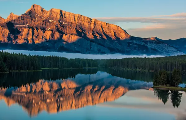 lake minnewanka turuncu dağ yansıması