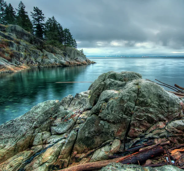 クールなトーンと海岸沿いの岩類 ロイヤリティフリーのストック写真