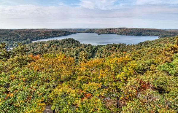 Lac avec des arbres colorés d'automne au premier plan — Photo