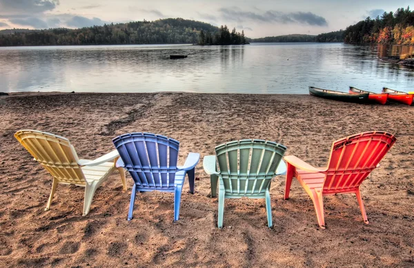 Čtyři židle patio přes jezero — Stock fotografie