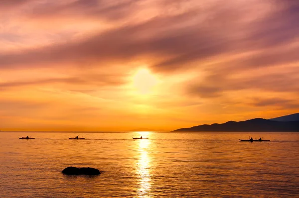 kanocu siluet turuncu günbatımı sırasında okyanus üzerinde